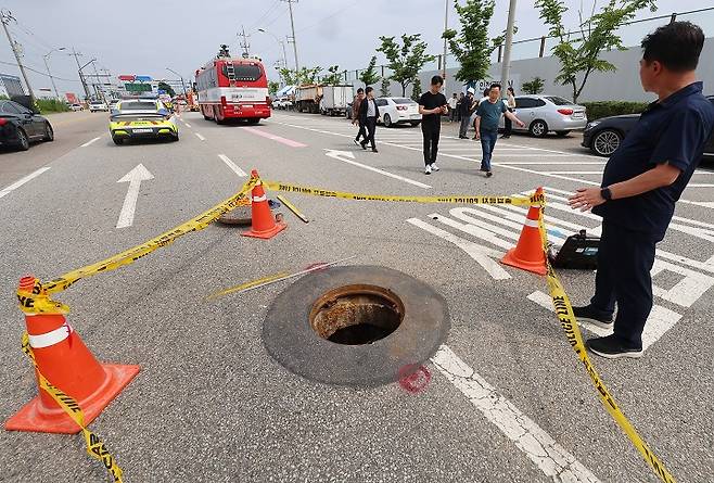 6일 40대 남성 1명이 심정지 상태로 구조되고 50대 남성 1명이 실종된 인천시 계양구 병방동 맨홀. 2025.7.6(저작권자(c) 연합뉴스, 무단 전재-재배포 금지)