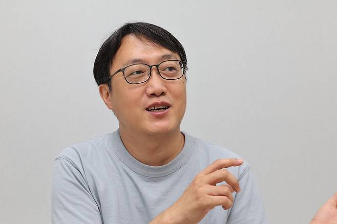 권오현 사회적 협동조합 빠띠 대표가 지난 3일 오전 서울 마포구 공덕동 한겨레신문사에서 한귀영 한겨레 사람과디지털연구소장과 인터뷰하고 있다. 김혜윤 기자 unique@hani.co.kr