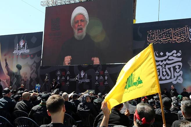 셰이크 나임 카셈 헤즈볼라 지도자가 6일(현지시각) 레바논 베이루트 남부에서 지지자들에게 연설을 하고 있다. 베이루트/EPA 연합뉴스