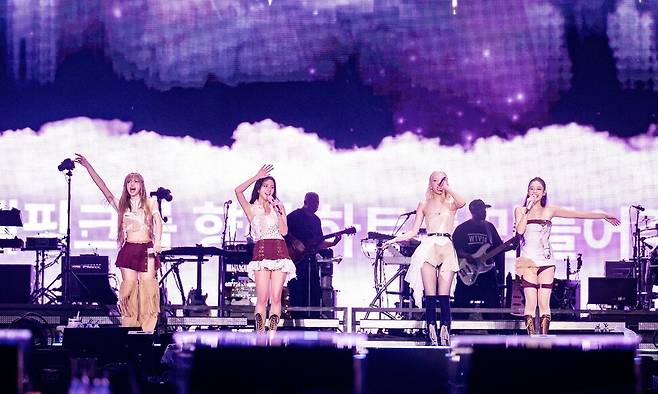 6일 경기 고양 고양종합운동장에서 열린 블랙핑크 월드투어 ‘데드라인’에서 멤버들이 공연을 펼치고 있다. 와이지(YG)엔터테인먼트 제공