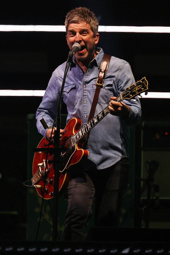 지난 4일(현지시각) 영국 웨일스 카디프 프린시팰리티 스타디움에서 열린 록 밴드 오아시스의 복귀 무대에서 노엘 갤러거가 노래하고 있다. 카디프/로이터 연합뉴스