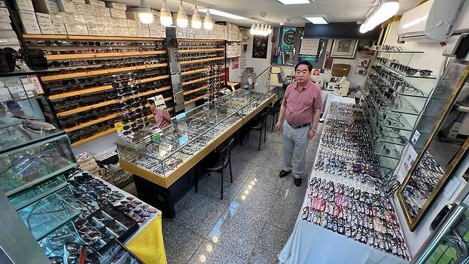 6일 오후 서울 중랑구에서 안경점을 운영하는 이기갑(72)씨가 본인의 가게를 소개하고 있다. 최현수 기자