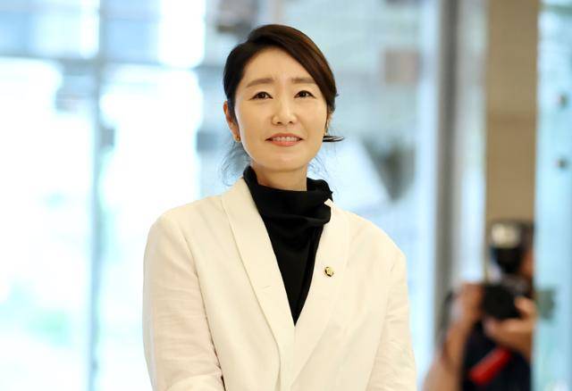 강선우 여성가족부 장관 후보자가 지난달 26일 인사청문회 준비 사무실이 마련된 서울 이마빌딩 로비에서 취재진의 질문에 답하고 있다. 연합뉴스