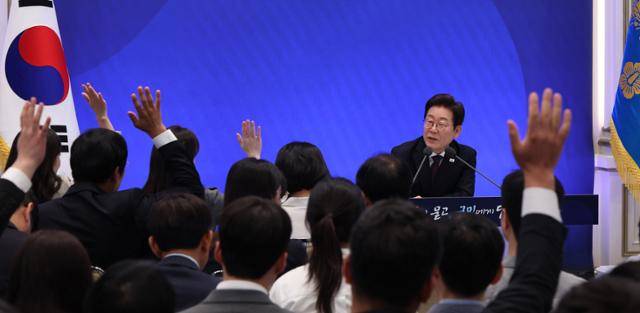 이재명 대통령이 3일 서울 종로구 청와대 영빈관에서 열린 취임 첫 공식 기자회견 '대통령의 30일, 언론이 묻고 국민에게 답하다'에서 기자들의 질문을 받고 있다. 왕태석 선임기자