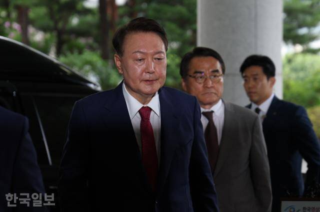 윤석열 전 대통령이 5일 12·3 비상계엄과 관련한 내란·외환 사건을 수사하는 조은석 특별검사팀에 2차 조사를 받기 위해 서울 서초구 서울고검으로 들어가고 있다. 왕태석 선임기자