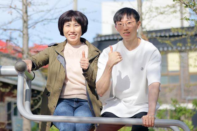 '턱걸이 챔피언' 김동호(23‧오른쪽)씨가 어머니와 함께 사진을 찍고 있다. 서울아산병원 제공