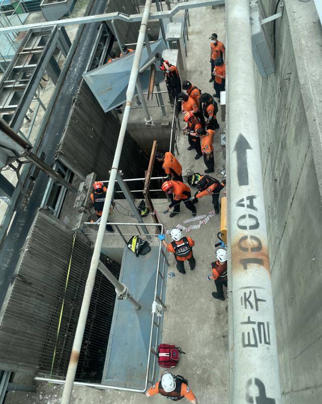 7일 경기 부천시 굴포천 하수종말처리장에서 소방대원들이 전날 인천 계양구 맨홀 내부 작업 도중 실종된 50대 남성의 시신을 수습하고 있다. 인천소방본부 제공