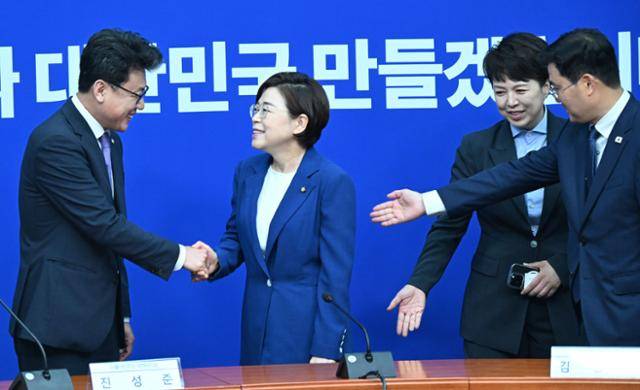 진성준(왼쪽) 더불어민주당 정책위의장이 7일 국회에서 김정재(왼쪽 두 번째) 국민의힘 정책위의장과 만나 악수하고 있다. 왼쪽부터 진 의장, 김 의장, 김은혜 국민의힘 원내정책수석부대표, 이정문 정책위수석부의장. 고영권 기자
