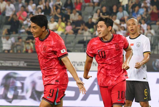 주민규(왼쪽)가 7일 경기 용인 미르스타디움에서 열린 중국과의 2025 동아시아축구연맹(EAFF) E-1 챔피언십(동아시안컵) 1차전에서 선제골을 넣은 이동경에 이어 추가골은 넣은 뒤 기뻐하고 있다. 뉴시스