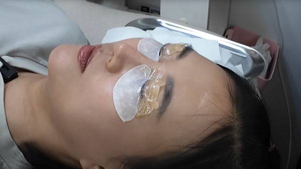 속눈썹 펌 시술을 받고 있는 장윤정의 모습./사진=유튜브 채널 ‘도장tv’ 캡처