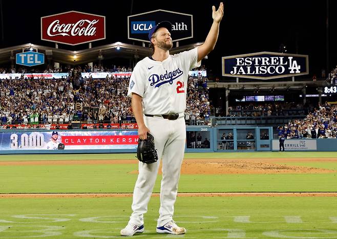 <yonhap photo-5089=""> LOS ANGELES, CALIFORNIA - JULY 02: Clayton Kershaw #22 of the Los Angeles Dodgers celebrates after striking out Vinny Capra #41 of the Chicago White Sox during the sixth inning to record his 3,000th career strikeout at Dodger Stadium on July 02, 2025 in Los Angeles, California. Ronald Martinez/Getty Images/AFP (Photo by RONALD MARTINEZ / GETTY IMAGES NORTH AMERICA / Getty Images via AFP)/2025-07-03 16:49:38/ <저작권자 ⓒ 1980-2025 ㈜연합뉴스. 무단 전재 재배포 금지, AI 학습 및 활용 금지></yonhap>