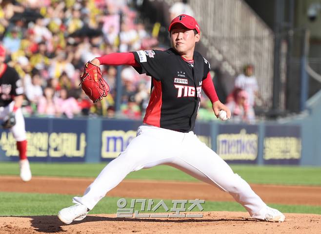 29일 오후 잠실야구장에서 열린 2025 프로야구 KIA와 LG 경기. KIA 선발 윤영철이 역투하고 있다. 잠실=정시종 기자 capa@edaily.co.kr /2025.06.29.