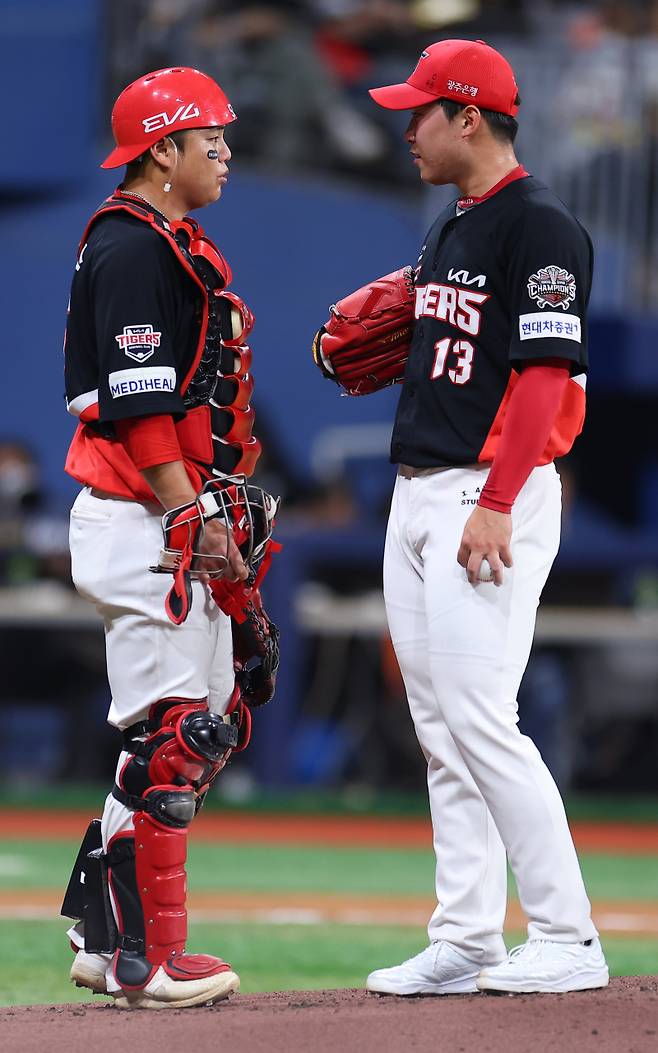 <yonhap photo-4838="">24일 서울 고척스카이돔에서 열린 프로야구 2025 신한 SOL 뱅크 KBO리그 KIA 타이거즈와 키움 히어로즈 경기. 3회말 KIA 선발 윤영철이 키움 최주환에게 동점 적시타를 허용하자 포수 한준수가 마운드로 올라와 윤영철을 격려하고 있다. 2025.6.24 [연합뉴스]</yonhap>
