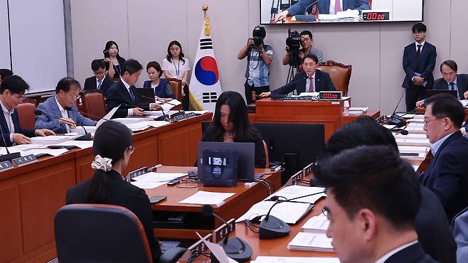 의사봉 두드리는 김석기 위원장