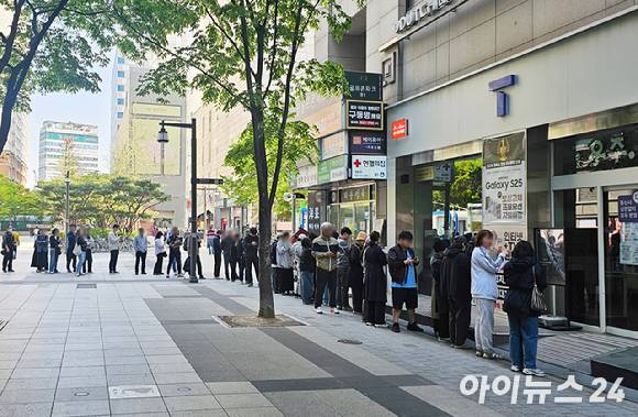 올해 4월28일 오전 서울에 위치한 T월드 매장에 유심을 교체하러 온 SK텔레콤 고객들이 줄을 지어 서 있다. [사진=정소희 기자]