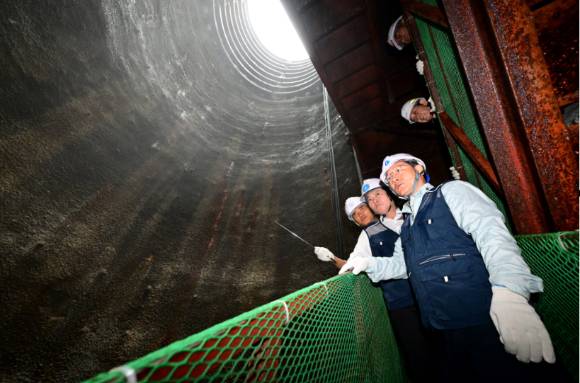 유정복 인천광역시장이 7일 중구 영종도 해저송수관로 건설공사 터널굴진 관통식에서 현장을 점검하고 있다. [사진=인천시]