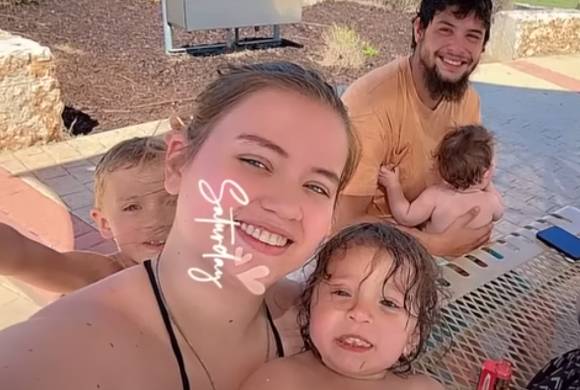 이번 홍수로 가족을 구하다 숨진 희생자는 텍사스 커 카운티 인그램에 거주하던 27세 남성 줄리안 라이언으로 밝혀졌다. 사진은 줄리안 라이언 가족. [사진=유튜브 @KHOU 11]