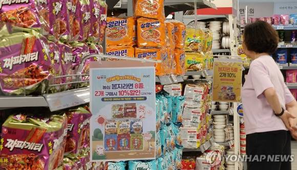 7일 서울 한 대형마트 라면 판매대에 가격 할인 안내문이 붙어 있는 모습. [사진=연합뉴스]