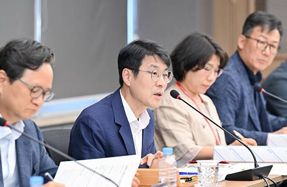 김정기 대구시장 권한대행이 간부회의를 주재하고 있다 [사진=대구시]