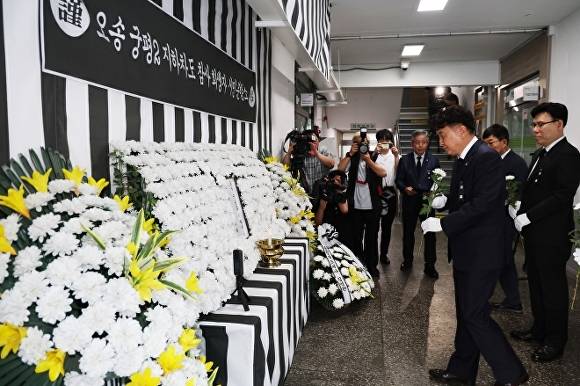 김영환(오른쪽 두번째) 충북지사가 7일 청주시청 임시청사에 있는 오송 궁평2 지하차도 참사 시민 분향소에서 헌화하고 있다. [사진=충북도]