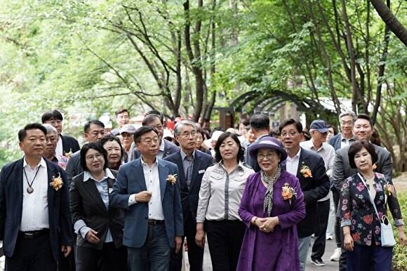 신상진 시장 등 오야소리길 개장식 참석자들이 새롭게 조성된 산책로를 걷고 있다. [사진=성남시]