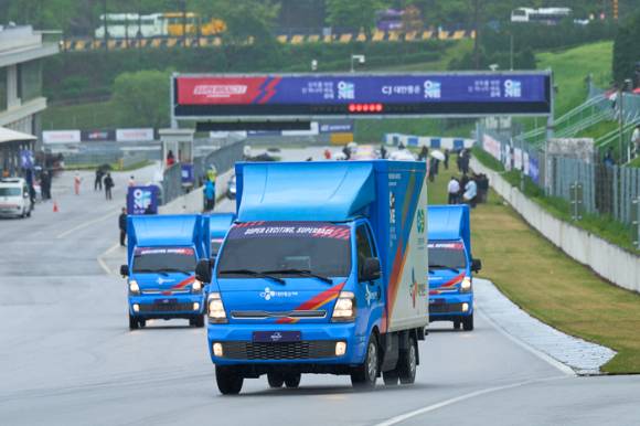 용인 에버랜드 스피드웨이에서 열린 '2024 오네 슈퍼레이스 챔피언십' 개막전에서 CJ대한통운의 오네 택배차들이 퍼레이드 레이스를 하고 있다. [사진=CJ대한통운]