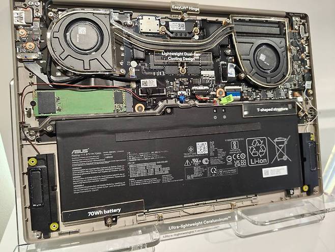 젠북 A14의 내부 구조 / 출처=IT동아