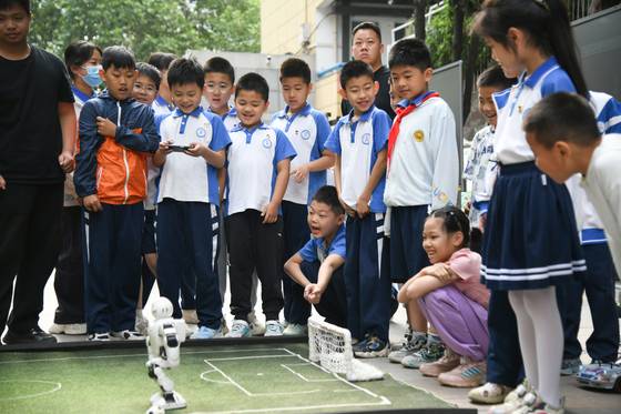 시안(西安)의 한 초등학교 학생들이 선생님과 함께 로봇 수업을 받고 있다. [신화=연합뉴스]
