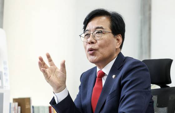 송언석 국민의힘 비상대책위원장 겸 원내대표가 6일 오후 국회에서 중앙일보와 인터뷰하고 있다. 김성룡 기자