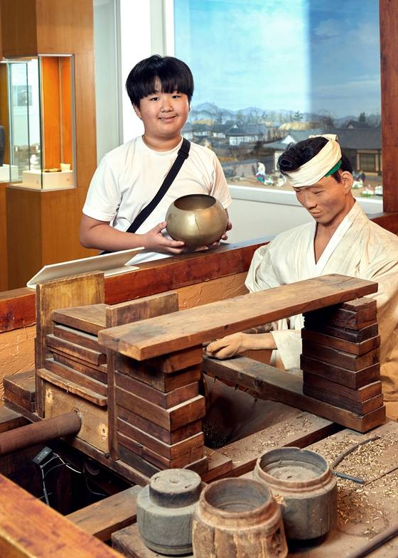 이시온 학생기자가 방짜유기·주물유기 등 유기 제작 방법의 특성을 살폈다.
