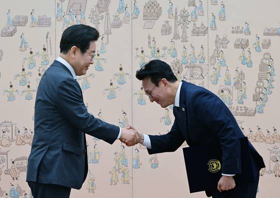 이재명 대통령이 4일 서울 용산 대통령실청사에서 김민석 국무총리에게 임명장을 수여하고 있다. 대통령실사진기자단