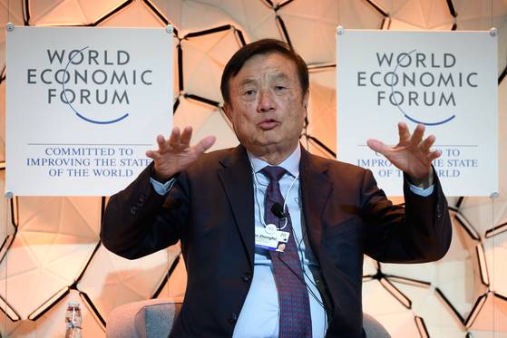 런정페이 화웨이 회장이 2020년 1월 21일 다보스에서 열린 세계경제포럼(WEF) 연차회의에 참석해 발언하고 있다. AFP=연합뉴스