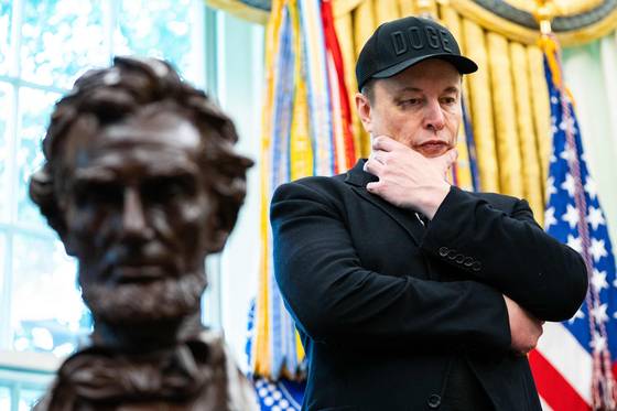 일론 머스크가 5월 30일 워싱턴 DC 백악관 오벌 오피스에서 생각에 잠겨 있다. AFP=연합뉴스