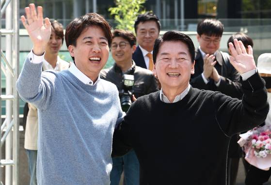 안철수 국민의힘 대선 경선 후보와 이준석 개혁신당 대선 후보가 지난 4월 25일 경기 성남시 판교역 인근 광장에서 열린 '미래를 여는 단비토크, Ai 기술패권시대 대한민국 미래를 말하다'에서 시민들을 향해 인사하고 있다. 뉴스1