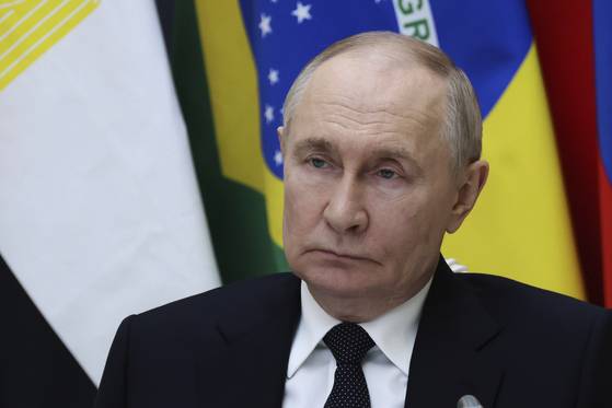 블라디미르 푸틴 러시아 대통령이 6일(현지시간) 모스크바 크렘린궁에서 화상으로 브릭스(BRICS) 정상회의에 참여하고 있다. AP=연합뉴스