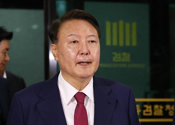 윤석열 전 대통령이 5일 오후 서초구 서울고등검찰청에서 내란특검 2차 대면조사를 받은 뒤 청사를 나서고 있다. 뉴스1