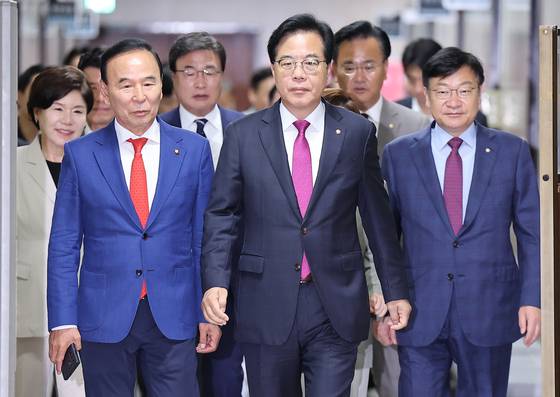 송언석 국민의힘 비상대책위원장 겸 원내대표(가운데)와 원내지도부가 7일 국회에서 비상대책회의에 참석하고 있다. 임현동 기자