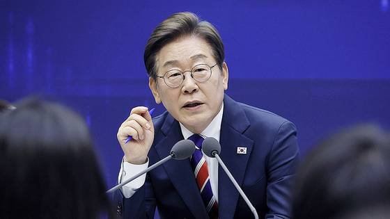 이재명 대통령이 11일 서울 영등포구 여의도 한국거래소(KRX) 통합관제센터에서 열린 불공정거래 근절을 위한 시장감시본부 실무 직원들과의 현장 간담회에서 모두 발언을 하고 있다. 대통령실