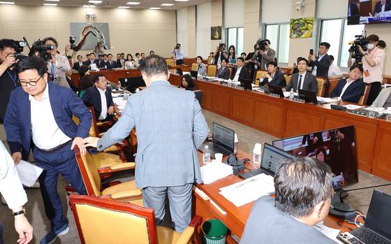 7일 서울 여의도 국회에서 열린 과학기술정보방송통신위원회 전체회의에서 여야 의원들이 방송3법과 관련한 의사진행 발언이 오가던 중 국민의힘 의원들이 의사진행에 항의하며 퇴장하고 있다. 연합뉴스