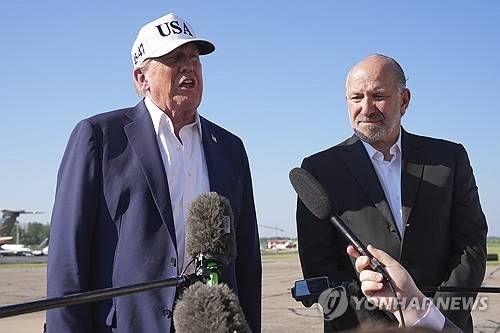 ▲ 취재진과 대화하는 트럼프