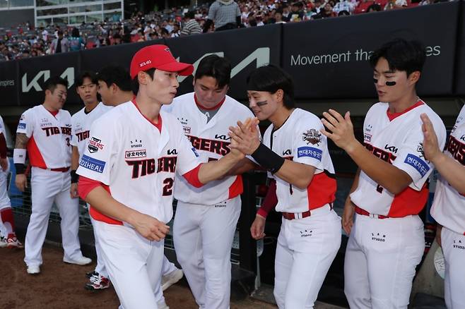 ▲ 동료들과 기쁨을 나누는 김호령 [KIA 타이거즈]