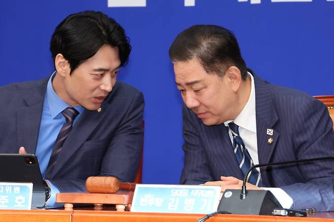 김병기 더불어민주당 당대표 직무대행 겸 원내대표와 한준호 최고위원/ 사진=연합뉴스