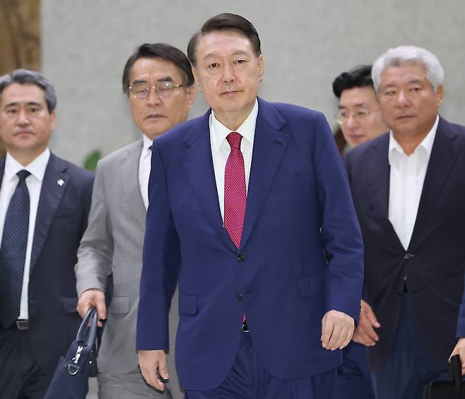 윤석열 전 대통령이 5일 내란 특검 2차 조사를 마치고 조은석 특별검사팀 사무실이 있는 서울 서초구 서울고검을 나서고 있다. 2025.7.6 사진=연합뉴스