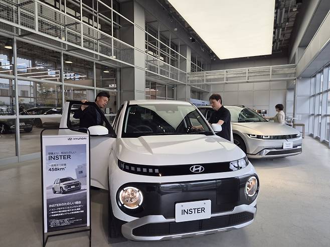 일본 가나가와현 요코하마 현대자동차 고객경험센터에서 고객들이 차량을 둘러보고 있는 모습. 사진=김일규 한국경제신문 기자