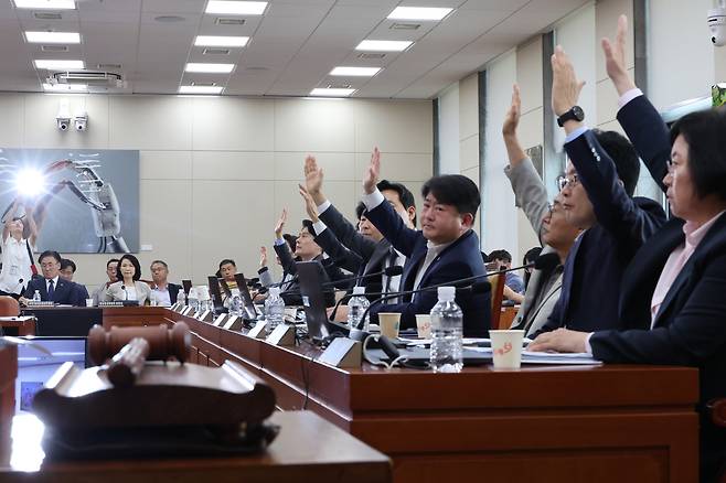 국회 과학기술정보방송통신위원회 전체회의에서 7일 더불어민주당 의원들이 공영방송 지배구조 개편을 골자로 하는 ‘방송3법’에 대해 찬성 표결하고 있다. 연합뉴스