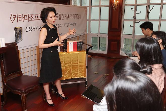 김정아 번역가가 7일 서울 종로구의 한 식당에서 열린 <카라마조프가의 형제들> 출간 기자간담회에서 소감을 밝히고 있다.  연합뉴스