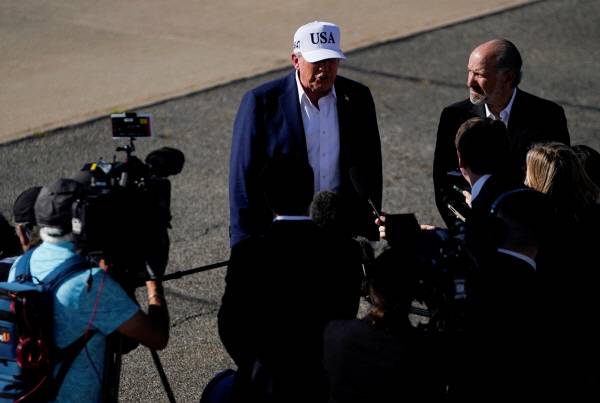 도널드 트럼프 미국 대통령이 공항에서 취재진에 설명하고 있다.