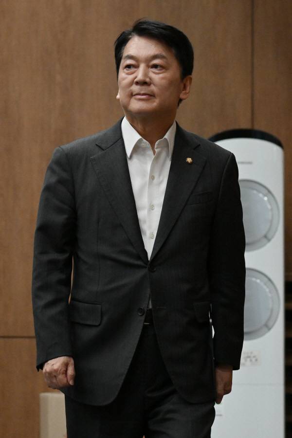 국민의힘 안철수 혁신위원장이 7일 국회 소통관에서 당 대표 출마기자회견을 하기 위해 입장하고 있다. 김정록 기자