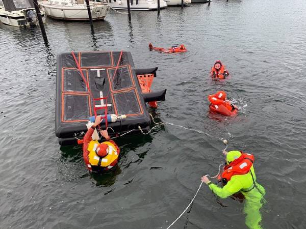 구명조끼를 활용한 해상 사고 대비 생존 훈련 모습.