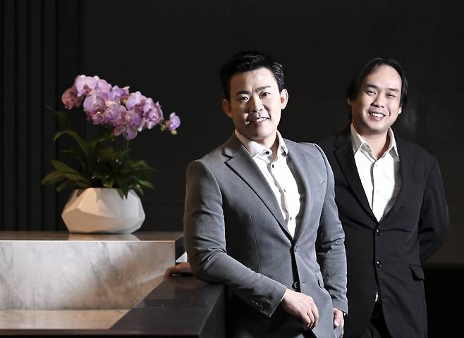 Chaikarn Liewhiran (left), a physics and materials science professor at Chiang Mai University, and Mark Dennis Usang, a research officer at Malaysian Nuclear Agency, pose for a photo before an interview with The Korea Herald in Seoul on Thursday. (Im Se-jun/The Korea Herald)